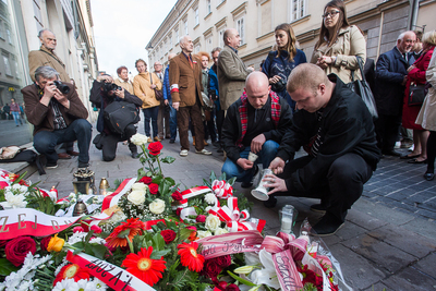Złożenie kwiatów pod tablicą upamiętniającą Stanisława Pyjasa. Fot. Sławomir Kacper