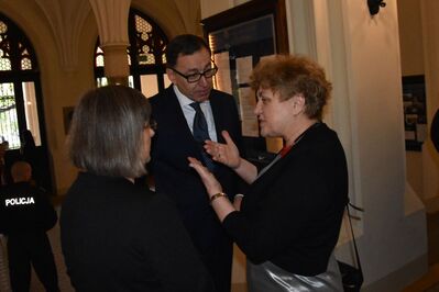 Uroczystość wręczenia odznaczeń członkom SKS na Uniwersytecie Jagiellońskim: Małgorzata Gątkiewicz (Kotarba), prezes IPN Jarosław Szarek, Danuta Sotwin (Skóra). Fot. Andrzej Kalinowski