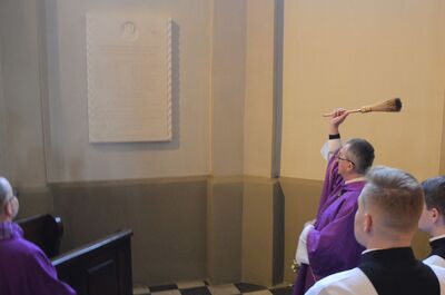 W Krakowie poświęcono tablicę kapelanów katyńskich. Fot. Janusz Ślęzak (IPN)