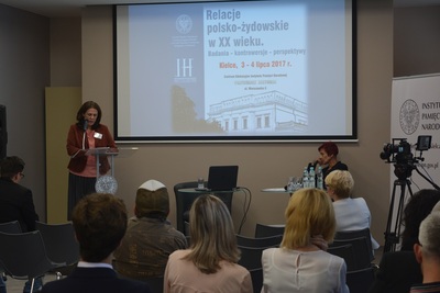 Anna Pyżewska (IPN Białystok): „Mord w Bzurach (sierpień 1941 r.) – fakty i interpretacja”; dr hab. Elżbieta Rączy (IPN Rzeszów)