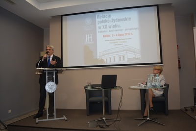 Dr Ryszard Śmietanka-Kruszelnicki (IPN Kielce): „Inercja i stagnacja. Wokół bezradności badawczej nad pogromem Żydów w Kielcach 4 lipca 1946 r.”; dr Dorota Koczwańska-Kalita naczelnik Delegatury IPN w Kielcach