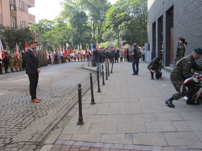 Złożenie kwiatów przez dra hab. Filipa Musiała, Dyrektora OIPN w Krakowie, przy tablicy pamiątkowej na ul. Pomorskiej 2