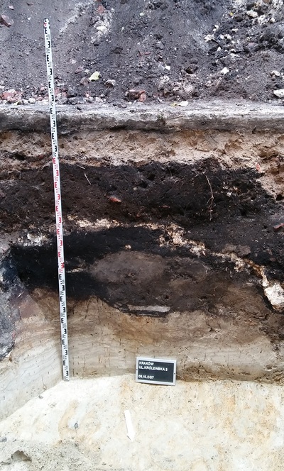 Prace poszukiwawcze na dawnym dziedzińcu WUBP w Krakowie