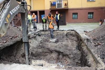 Prace poszukiwawcze na dawnym dziedzińcu WUBP w Krakowie