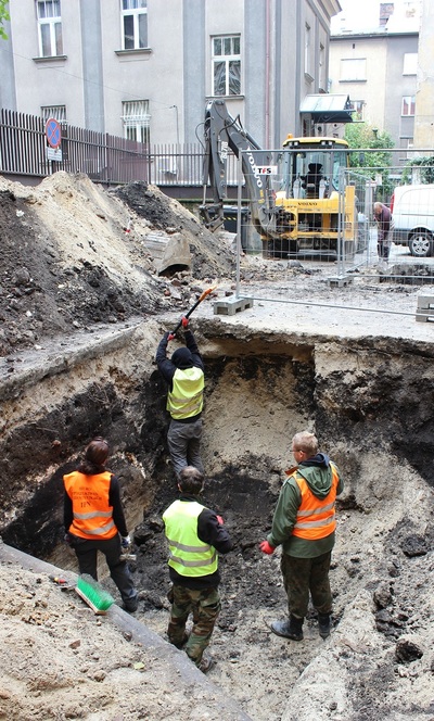 Prace poszukiwawcze na dawnym dziedzińcu WUBP w Krakowie