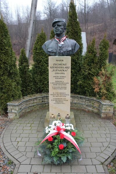 Osielec. Pomnik Zygmunta Szendzielarza „Łupaszki”. Fot. Maria Konieczna (IPN)