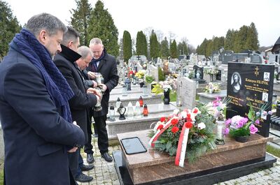 Dyrektor Oddziału IPN w Krakowie dr hab. Filip Musiał, któremu towarzyszyli wójt Tokarni Marek Kluska i Stanisław Filipek złożyli kwiaty na cmentarzu komunalnym w Nowym Targu, na grobie, w którym pochowane są trzy kobiety: Katarzyna Filipek, Maria Barglik i Helena Mrugała, rozstrzelane przez Niemców za pomoc udzielaną Żydom. Fot. Janusz Ślęzak (IPN)