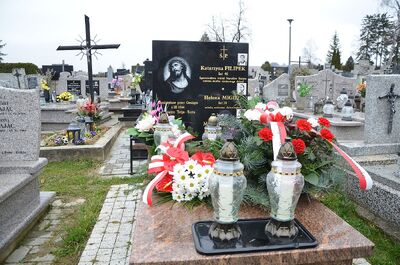 Dyrektor Oddziału IPN w Krakowie dr hab. Filip Musiał, któremu towarzyszyli wójt Tokarni Marek Kluska i Stanisław Filipek złożyli kwiaty na cmentarzu komunalnym w Nowym Targu, na grobie, w którym pochowane są trzy kobiety: Katarzyna Filipek, Maria Barglik i Helena Mrugała, rozstrzelane przez Niemców za pomoc udzielaną Żydom. Fot. Janusz Ślęzak (IPN)