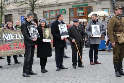 Prezes IPN dr Jarosław Szarek oraz dr hab. Filip Musiał, dyrektor Oddziału IPN w Krakowie podczas przemarszu.