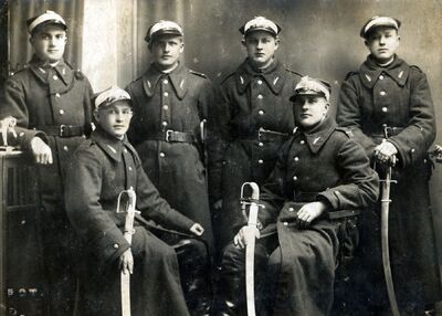 Starszy ułan Ludwik Kawik (siedzi z prawej) z kolegami podczas służby w 3. pułku ułanów śląskich. Fot. archiwum rodzinne