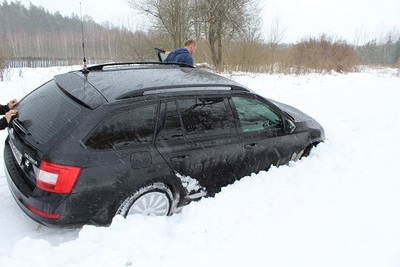 Żłobek Mały - służbowa samochów w śnieżnej zaspie. Fot. Mariusz Sawa