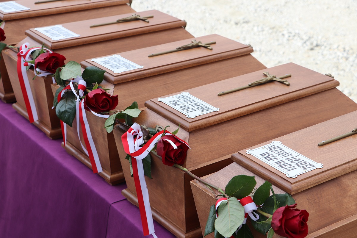 Uroczystości pogrzebowe 8 nieznanych żołnierzy Wielkopolskiej Samodzielnej Grupy Ochotniczej „WARTA” - Odolanów 12.10.2021 r. Uroczystości pogrzebowe 8 nieznanych żołnierzy Wielkopolskiej Samodzielnej Grupy Ochotniczej „WARTA” - Odolanów 12.10.2021 r.