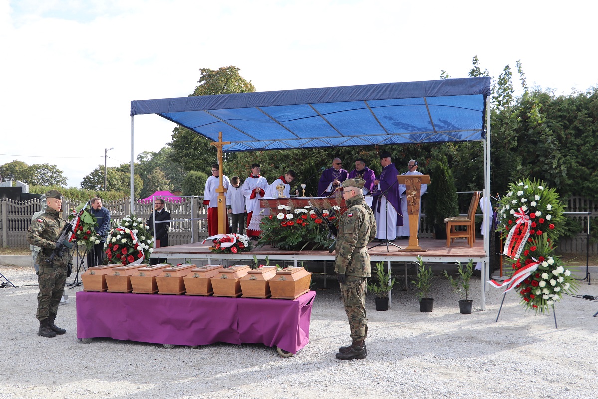 Uroczystości pogrzebowe 8 nieznanych żołnierzy Wielkopolskiej Samodzielnej Grupy Ochotniczej „WARTA” - Odolanów 12.10.2021 r. Uroczystości pogrzebowe 8 nieznanych żołnierzy Wielkopolskiej Samodzielnej Grupy Ochotniczej „WARTA” - Odolanów 12.10.2021 r.