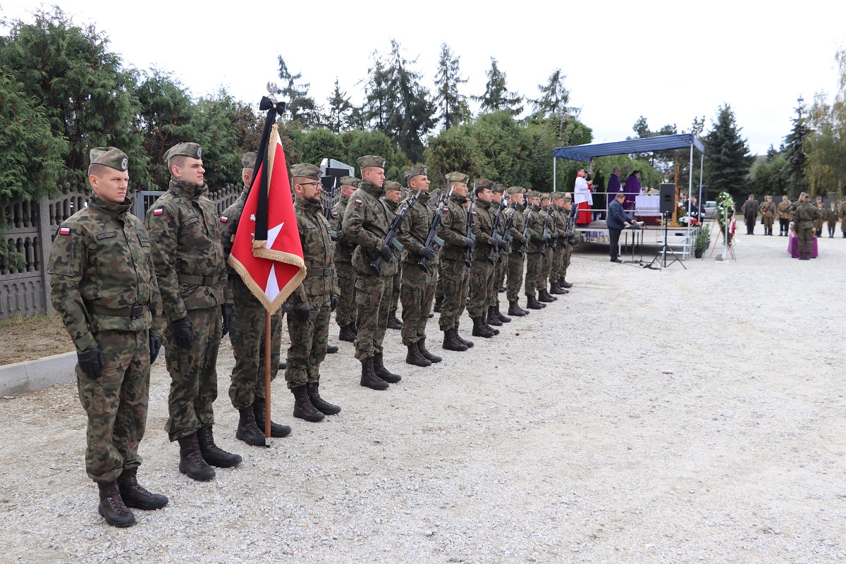 Uroczystości pogrzebowe 8 nieznanych żołnierzy Wielkopolskiej Samodzielnej Grupy Ochotniczej „WARTA” - Odolanów 12.10.2021 r. Uroczystości pogrzebowe 8 nieznanych żołnierzy Wielkopolskiej Samodzielnej Grupy Ochotniczej „WARTA” - Odolanów 12.10.2021 r.