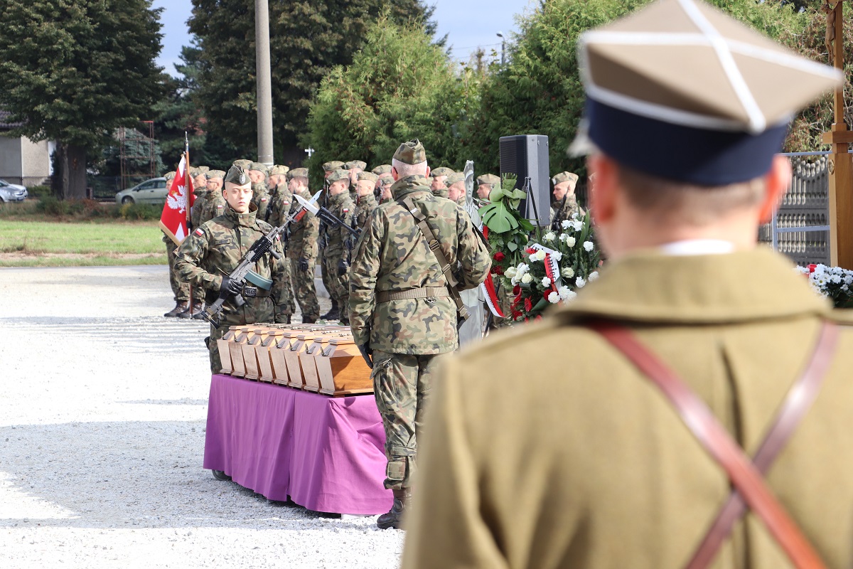 Uroczystości pogrzebowe 8 nieznanych żołnierzy Wielkopolskiej Samodzielnej Grupy Ochotniczej „WARTA” - Odolanów 12.10.2021 r. Uroczystości pogrzebowe 8 nieznanych żołnierzy Wielkopolskiej Samodzielnej Grupy Ochotniczej „WARTA” - Odolanów 12.10.2021 r.