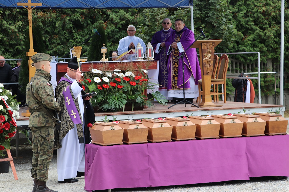Uroczystości pogrzebowe 8 nieznanych żołnierzy Wielkopolskiej Samodzielnej Grupy Ochotniczej „WARTA” - Odolanów 12.10.2021 r. Uroczystości pogrzebowe 8 nieznanych żołnierzy Wielkopolskiej Samodzielnej Grupy Ochotniczej „WARTA” - Odolanów 12.10.2021 r.