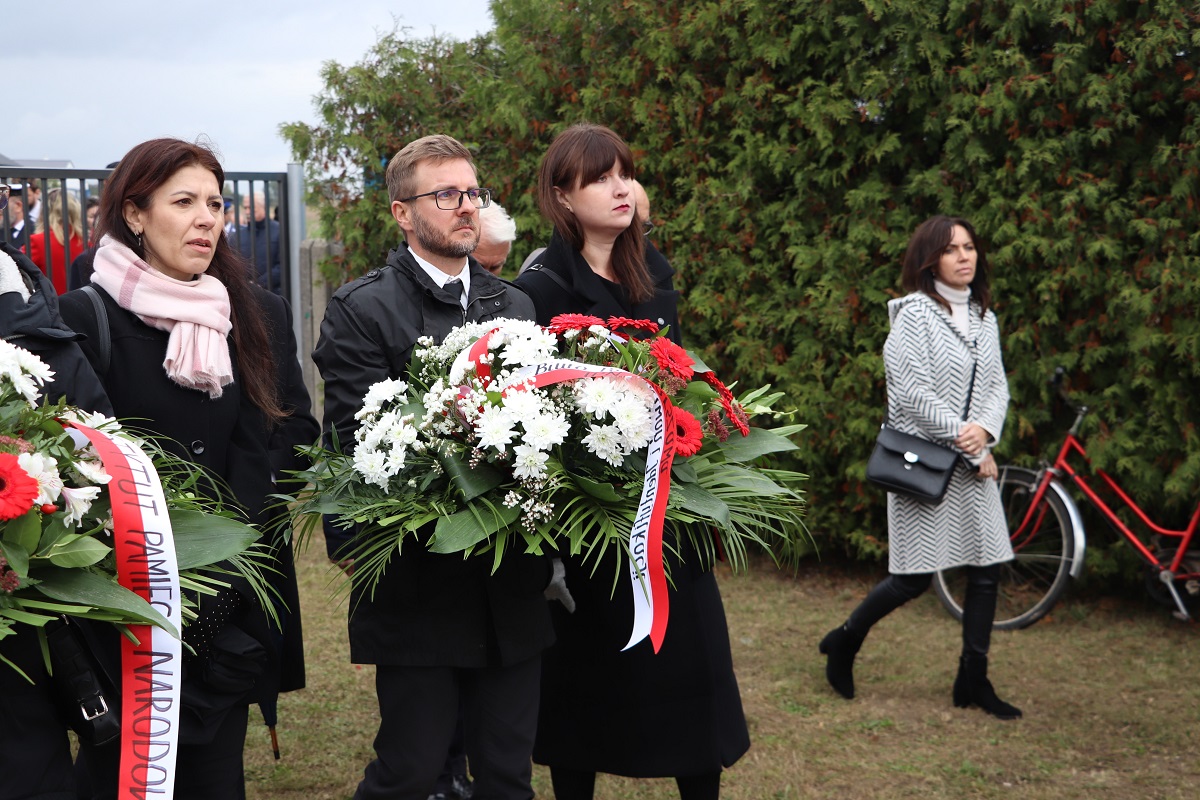 Uroczystości pogrzebowe 8 nieznanych żołnierzy Wielkopolskiej Samodzielnej Grupy Ochotniczej „WARTA” - Odolanów 12.10.2021 r. Uroczystości pogrzebowe 8 nieznanych żołnierzy Wielkopolskiej Samodzielnej Grupy Ochotniczej „WARTA” - Odolanów 12.10.2021 r.