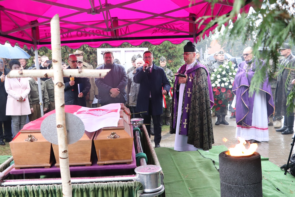 Uroczystości pogrzebowe 8 nieznanych żołnierzy Wielkopolskiej Samodzielnej Grupy Ochotniczej „WARTA” - Odolanów 12.10.2021 r. Uroczystości pogrzebowe 8 nieznanych żołnierzy Wielkopolskiej Samodzielnej Grupy Ochotniczej „WARTA” - Odolanów 12.10.2021 r.