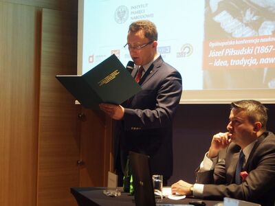 Zebranych wita dr Dariusz Rogut, dyrektor Oddziału IPN w Łodzi. Obok dr Sebastian Pilarski, naczelnik OBBH IPN w Łodzi, inicjator konferencji