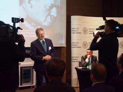 Wystąpienie prof. dr. hab. Grzegorza Nowika (ISP PAN, MJP w Sulejówku). Z prawej za stołem konferencyjnym dr Sebastian Pilarski, naczelnik OBBH IPN Łódź