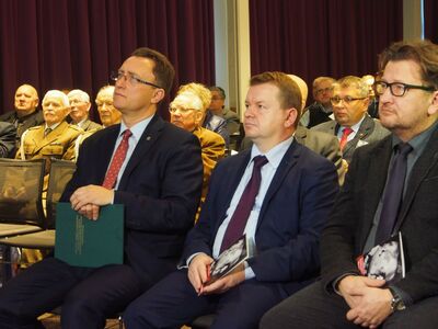 W pierwszym rzędzie od lewej: dr Dariusz Rogut, dyrektor Oddziału IPN w Łodzi, Grzegorz Wierzchowski, Łódzki Kurator Oświaty, Rafał Jaksa, Łódzki Urząd Wojewódzki w Łodzi