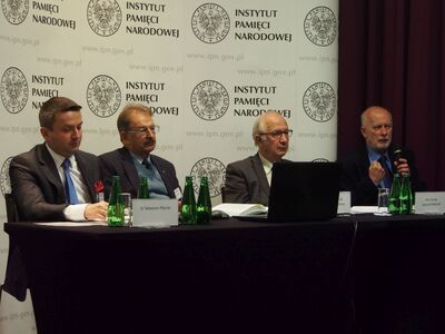 Od lewej: dr Sebastian Pilarski, naczelnik OBBH IPN w Łodzi, prof. dr hab. Grzegorz Nowik, ISP PAN/Muzeum J. Piłsudskiego w Sulejówku, prof. dr hab. Wojciech Materski, ISP PAN, prof. dr hab. Zbigniew Zaporowski, IHi UMCS w Lublinie