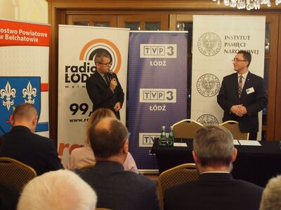 Z mikrofonem Waldemar Wyczachowski, Starosta Bełchatowski, obok dr Dariusz Rogut, dyrektor Oddziału IPN w Łodzi