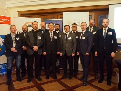 Od lewej: dr hab. Jarosław Rabiński, prof. Jacek Piotrowski, dr hab. Przemysław Waingertner, dr hab. Marek Sioma, dr Dariusz Rogut, dr Tomasz Gajownik, dr Zbigniew Girzyński, dr Dariusz Fabisz, dr hab. Marek Białokur, dr Jan Wiśniewski, dr Piotr Kilańczyk