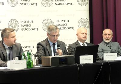 Od lewej: dr Sebastian Pilarski, naczelnik OBBH IPN w Łodzi, dr hab. prof. UŁ Krzysztof Lesiakowski, IH UŁ, Dariusz Nowiński, Związek Strzelecki Oddział w Łodzi, Stanisław  Świerkowski, Społeczny Komitet Pamięci Józefa Piłsudskiego w Łodzi