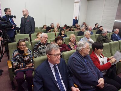 Od lewej stoją: dr Sebastian Pilarski (naczelnik OBBH IPN w Łodzi) i dr Paweł Perzyna (naczelnik Archiwum OIPN w Łodzi)