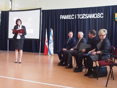 Zebranych wita Ewa Męcina, dyrektor I Liceum Ogólnokształcącym im. Jarosława Dąbrowskiego w Tomaszowie Mazowieckim