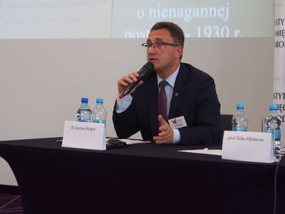 Konferencję zamknęło wystąpienie dr. Dariusza Roguta (dyrektor Oddziału IPN w Łodzi) pt. „Lex retro non agit” a sowiecka rzeczywistość prawna. Wyroki Kolegium Specjalnego NKWD wobec aresztowanych w Wilnie oficerów Wojska Polskiego w latach 1940–1941