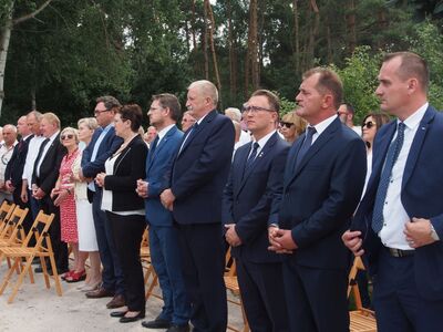 Od prawej Marcin Kuta (zastępca wójta gminy Ręczno), Piotr Łysoń (wójt gminy Ręczno), dr Dariusz Rogut (dyrektor Oddzialu IPN w Łodzi)