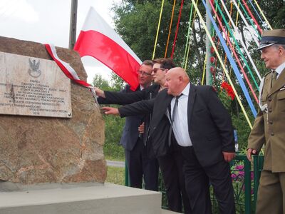 Moment odsłonięcia tablicy – od lewej dr Dariusz Rogut (dyrektor Oddziału IPN w Łodzi), Anna Milczanowska (Poseł na Sejm RP), Jan Filocha (radny gminy Ręczno, inicjator upamiętnienia)