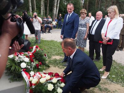 Kwiaty składa Piotr Łysoń, wójt gminy Ręczno. W składzie delegacji Marcin Kusa, zastępca wójta gminy Ręczno, a także Jan Filocha, radny gminy Ręczno, inicjator upamiętnienia