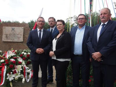 Pierwszy z lewej dr Dariusz Rogut, dyrektor Oddziału IPN w Łodzi, obok Poseł na Sejm RP Anna Milczanowska