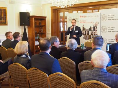 Zebranych w Rezydencji Dwór Polski powitał dr Dariusz Rogut, dyretkor Oddziału IPN w Łodzi