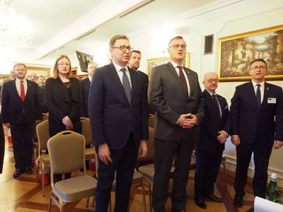 Przedsięwzięcie rozpoczęło uroczyste odśpiewanie Marszu I Brygady. Na pierwszym planie od lewej Prezes IPN dr Jarosław Szarek, prok. Andrzej Pozorski, dyrektor GKŚZpNP IPN, prof. Włodzimierz Suleja, dyrektor BBH IPN, dr Dariusz Rogut, dyrektor Oddziału IPN w Łodzi
