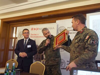 Przedstawiciele Jednostki Strzeleckiej 2036 im. Oddziału Partyzanckiego AK „Błysk” z Paradyża prezentują pamiątkowy pozłacany obraz orła białego, przekazany następnie na ręce Prezes IPN. Z lewej dr Dariusz Rogut, dyrektor Oddziału IPN w Łodzi