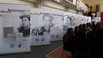 Odsłonięcie tablicy pamiątkowej ku czci członków młodzieżowej organizacji niepodległościowej „Orlęta” – Tomaszów Mazowiecki, 27 lutego 2019