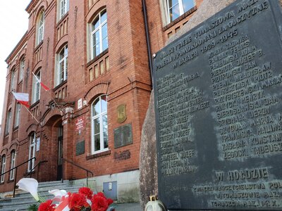 Odsłonięcie tablicy pamiątkowej ku czci członków młodzieżowej organizacji niepodległościowej „Orlęta” – Tomaszów Mazowiecki, 27 lutego 2019