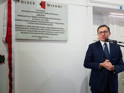 Odsłonięcie tablicy pamiątkowej ku czci członków młodzieżowej organizacji niepodległościowej „Orlęta” – Tomaszów Mazowiecki, 27 lutego 2019