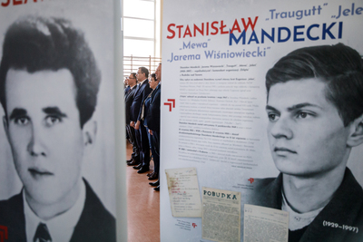 Odsłonięcie tablicy pamiątkowej ku czci członków młodzieżowej organizacji niepodległościowej „Orlęta” – Tomaszów Mazowiecki, 27 lutego 2019. Fot. Sławek Kasper (IPN)