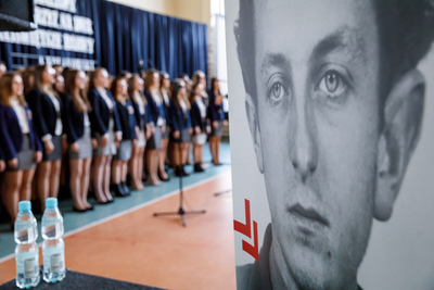 Odsłonięcie tablicy pamiątkowej ku czci członków młodzieżowej organizacji niepodległościowej „Orlęta” – Tomaszów Mazowiecki, 27 lutego 2019. Fot. Sławek Kasper (IPN)