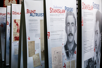 Odsłonięcie tablicy pamiątkowej ku czci członków młodzieżowej organizacji niepodległościowej „Orlęta” – Tomaszów Mazowiecki, 27 lutego 2019. Fot. Sławek Kasper (IPN)