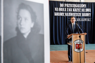 Odsłonięcie tablicy pamiątkowej ku czci członków młodzieżowej organizacji niepodległościowej „Orlęta” – Tomaszów Mazowiecki, 27 lutego 2019. Fot. Sławek Kasper (IPN)