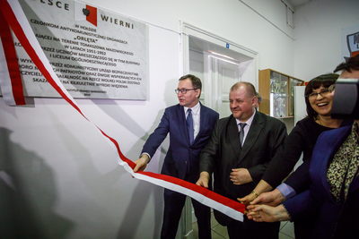 Odsłonięcie tablicy pamiątkowej ku czci członków młodzieżowej organizacji niepodległościowej „Orlęta” – Tomaszów Mazowiecki, 27 lutego 2019. Fot. Sławek Kasper (IPN)