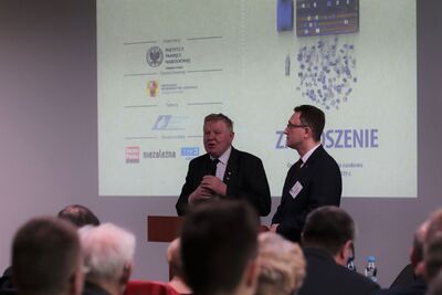 Od lewej Grzegorz Wojciechowski, Wicemarszałek Województwa Łódzkiego, dr Dariusz Rogut, dyretkor Oddziału IPN w Łodzi