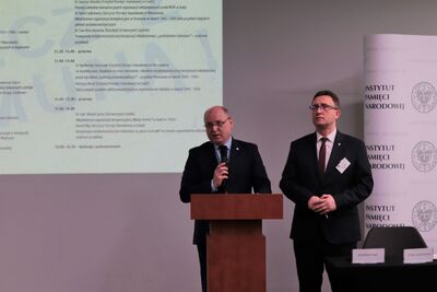 Przy mikrofonie Mirosław Suski, dyrektor generalny Łódzkiego Urzędu Wojewódzkiego