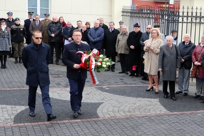 Delegacja Instytutu Pamięci Narodowej – dr hab. Dariusz Rogut (z prawej), dyrektor Oddziału w Łodzi i Bartosz Bijak, naczelnik OBUWiM